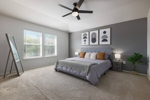 3 chambres, bureau, fer et planche à repasser, lit parapluie