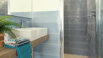 Vasca, vasca idromassaggio, asciugacapelli, bidet
