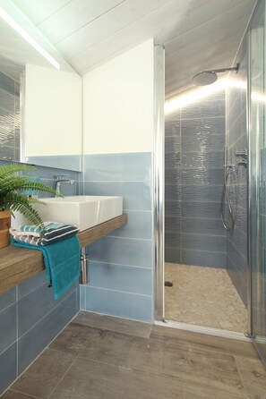 Baignoire, baignoire Ă jets, sĂšche-cheveux, bidet