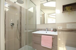 Een bad, een bubbelbad, een haardroger, een bidet