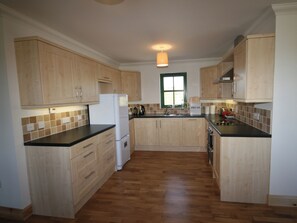 Dishwasher, high chair - A pretty detached single storey cottage set in its own grounds. (Achnacarnin near Lochinver)