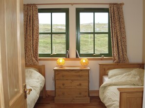 2 bedrooms, bed sheets - A pretty detached single storey cottage set in its own grounds. (Achnacarnin near Lochinver)