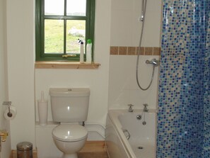 Towels - A pretty detached single storey cottage set in its own grounds. (Achnacarnin near Lochinver)
