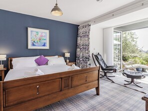1 bedroom, free WiFi, bed sheets - 1 bedroom accommodation in 3 Coombe Close (3 Coombe Close)
