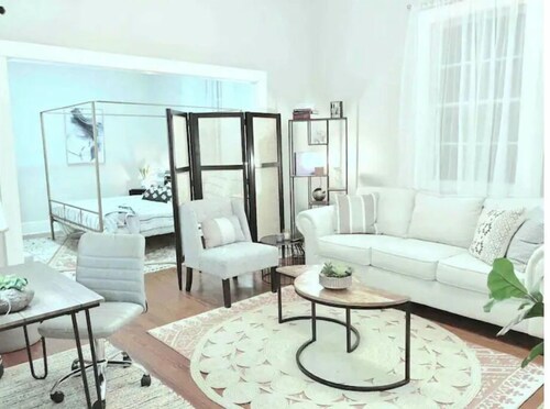 RARE Uptown Treasure - Excellent for Groups!!