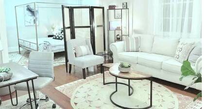 RARE Uptown Treasure - Excellent for Groups!!