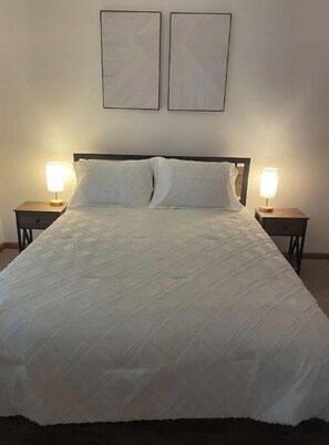 2 bedrooms, desk, WiFi