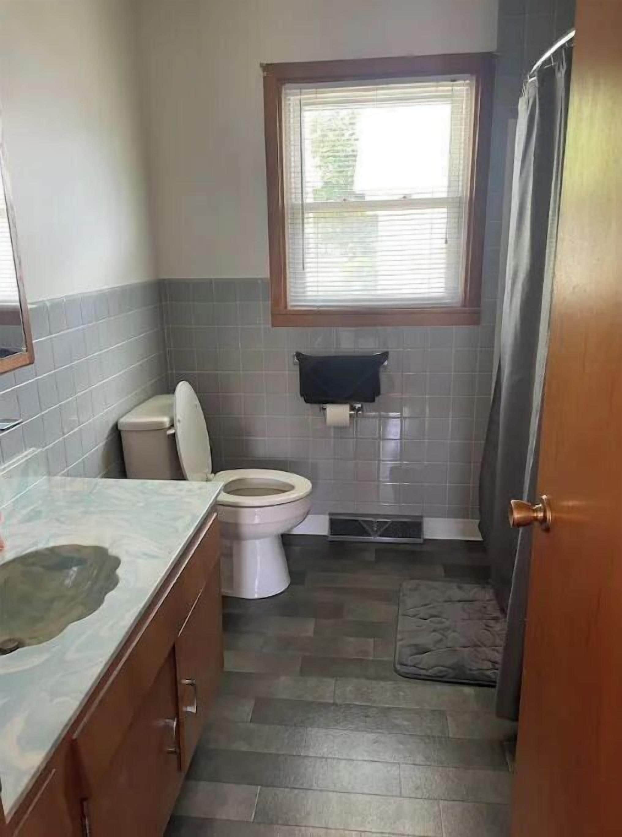 Combined shower/bathtub
