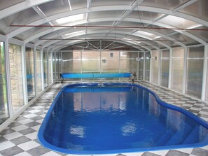 Una piscina cubierta