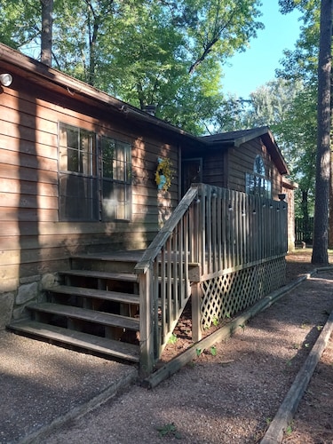Rustic Hide Away House near Petit Jean State Park!
