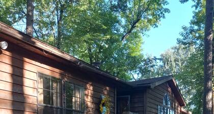 Rustic Hide Away House near Petit Jean State Park!