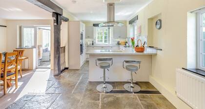 4 bedroom accommodation in Montgomery