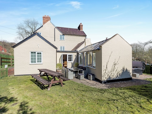 4 bedroom accommodation in Montgomery