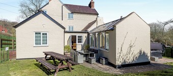 4 bedroom accommodation in Montgomery