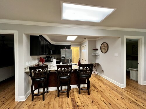 Rustic cottage on Cane River. Perfect place to relax, fish, and enjoy the water 