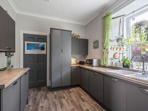 Oppvaskmaskin, høy barnestol og fryser