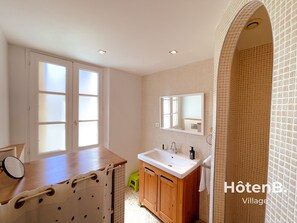 Shower, free toiletries, hair dryer, towels