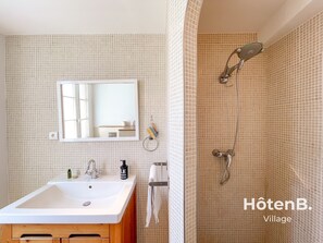Shower, free toiletries, hair dryer, towels - T3 Duplex charme de l'ancien - coeur de ville (Limoges)