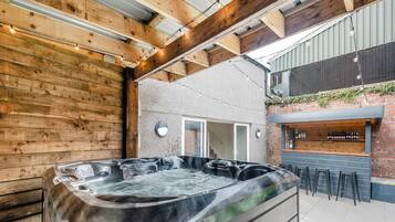 Indoor spa tub