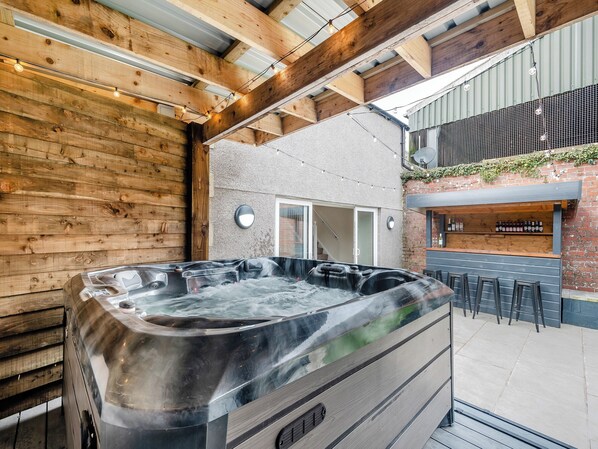 Indoor spa tub