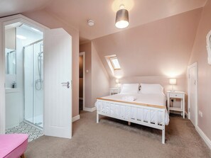 8 bedrooms, free WiFi, bed sheets