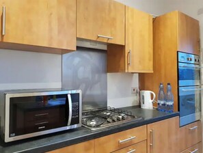 Microwave, oven, stovetop - Sheffield City Suites (Sheffield)