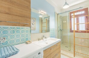 Shower, hair dryer, towels, toilet paper - La Maison Vintage by Winkyhouse Cassis (Cassis)