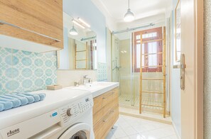 Dusche, Haartrockner, Handtücher, Toilettenpapier