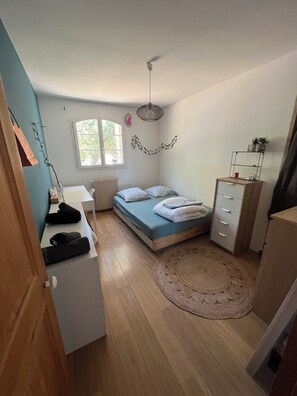 4 habitaciones, tabla de planchar con plancha, wifi y ropa de cama 