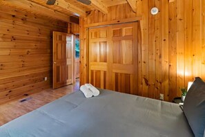 3 habitaciones, escritorio, wifi gratis y ropa de cama