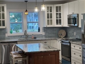 Fridge, microwave, oven, stovetop - Completely remodeled Fripp Home on lagoon in quiet cul-de-sac- 5 min from beach! (Saint Helena Island)