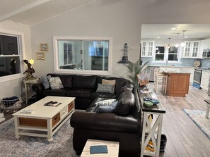 Smart TV, fireplace - Completely remodeled Fripp Home on lagoon in quiet cul-de-sac- 5 min from beach! (Saint Helena Island)
