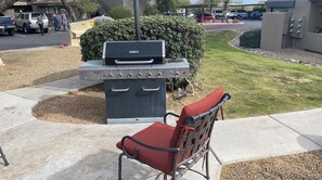 Property grounds - Family size apartment, gym and pool on the premises (Tucson)