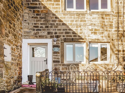 2 bedroom accommodation in Haworth