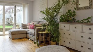 TV - 1 bedroom accommodation in Cowes (Cowes)