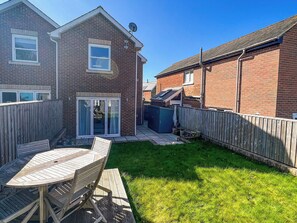 Outdoor dining - 1 bedroom accommodation in Cowes (Cowes)