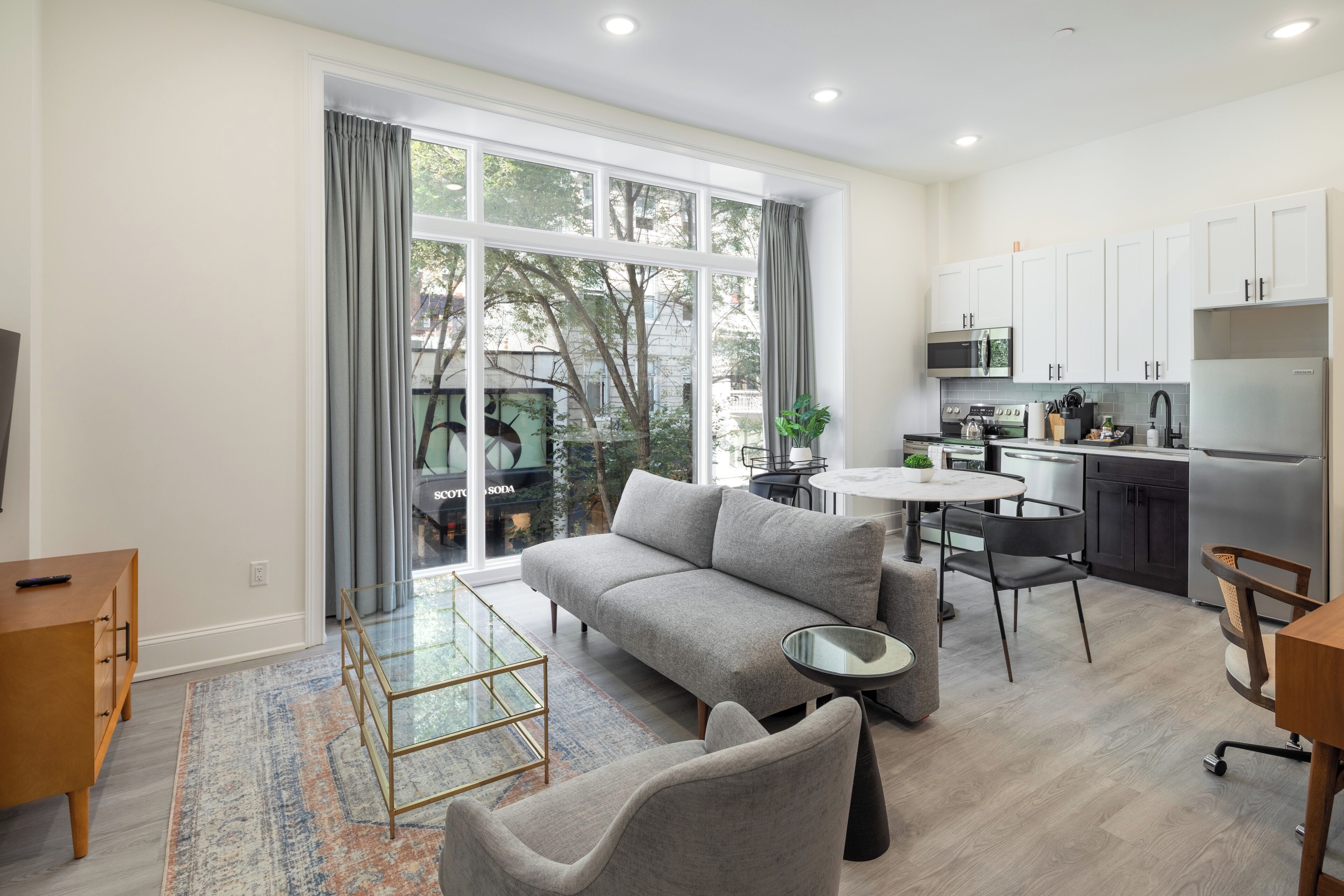 Apartamento panorámico, 1 habitación | Zona de estar | Smart TV de 55 pulgadas con canales digitales