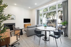 Apartamento panorámico, 1 habitación | Zona de estar | Smart TV de 55 pulgadas con canales digitales