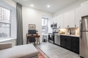 Deluxe Apartment, 1 Bedroom | Living area | 55-inch Smart TV with digital channels - Sosuite at French Quarters - Rittenhouse Square (Philadelphia)