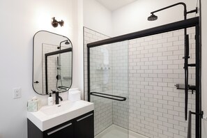 Apartment, 1 Bedroom | Bathroom | Shower, rainfall showerhead, hair dryer, towels - Sosuite at French Quarters - Rittenhouse Square (Philadelphia)