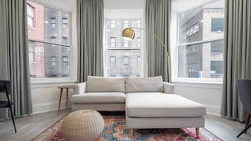 Appartement Deluxe, 1 chambre | Aire de séjour | Téléviseur connecté de 55 po avec télévision numérique