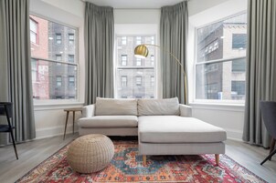 Leilighet – deluxe, 1 soverom | Oppholdsområde | En 55-tommers smart-TV med digitale kanaler