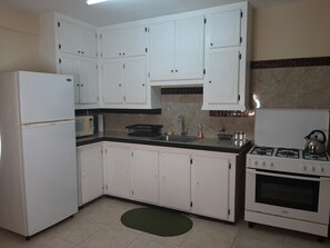 Kjøleskap, mikrobølgeovn, ovn og kokeplater