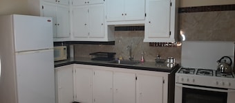 Rosa's Apartment - Clean, Comfort and Convenience