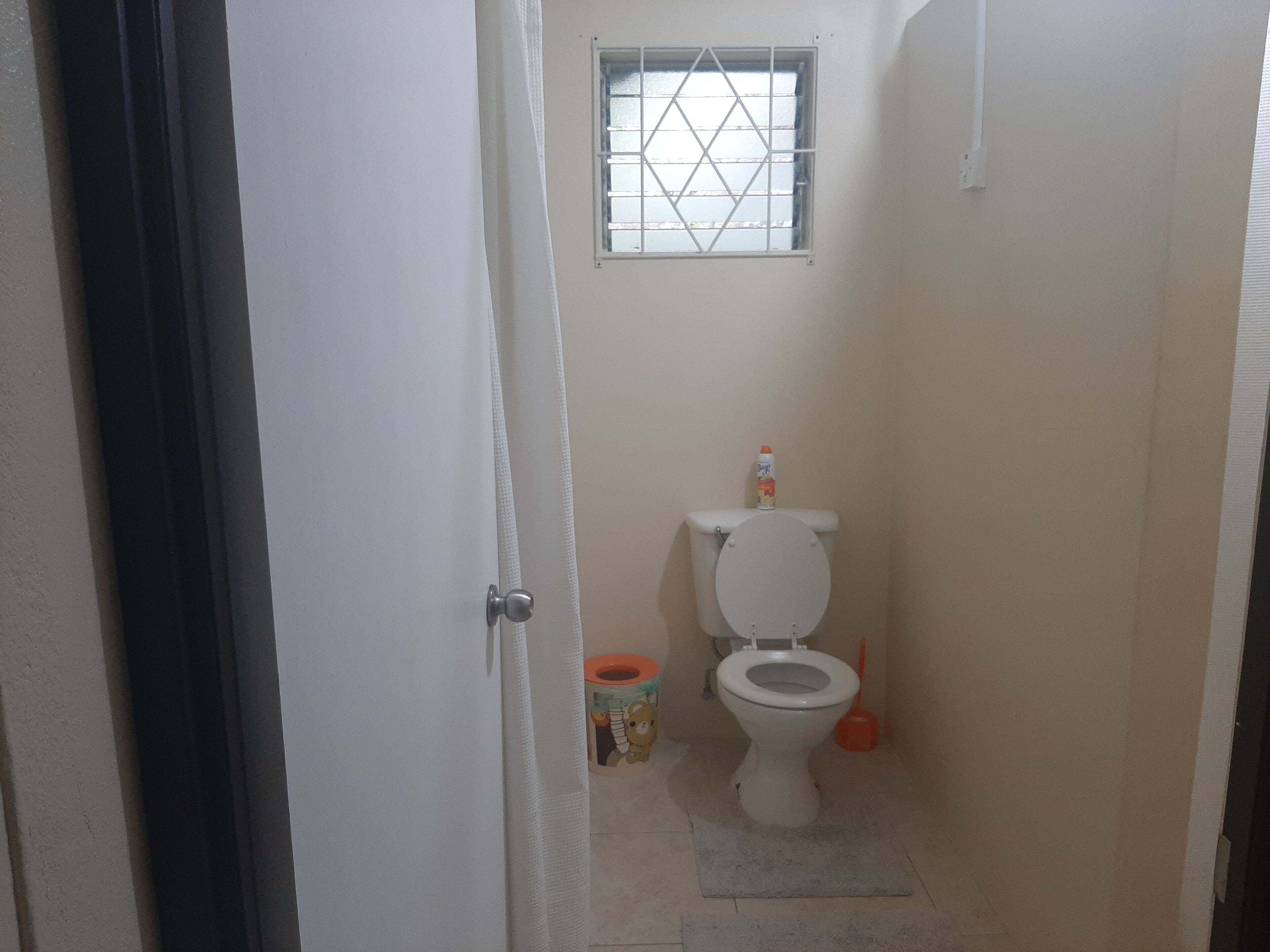 Douche, serviettes fournies, savon, papier toilette