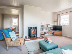 TV, fireplace - 2 bedroom accommodation in Aberdaron (Aberdaron)