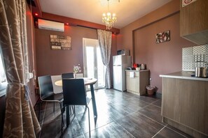 Dining -  Lunar Meteorites Sleeps 2 (Καλαμπάκα)