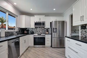 Geladeira, micro-ondas, fogão, cooktop