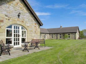 Outdoor dining - Owl Cottage High Weldon (Weldon Bridge, near Rothbury)
