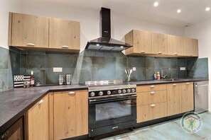 Réfrigérateur, four à micro-ondes, surface de cuisson, lave-vaisselle